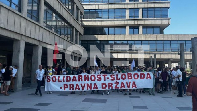 Građani ispred Palate pravde